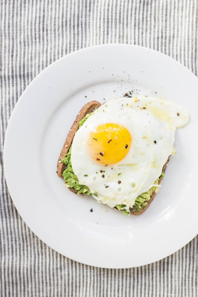 Boterham avocado met ei